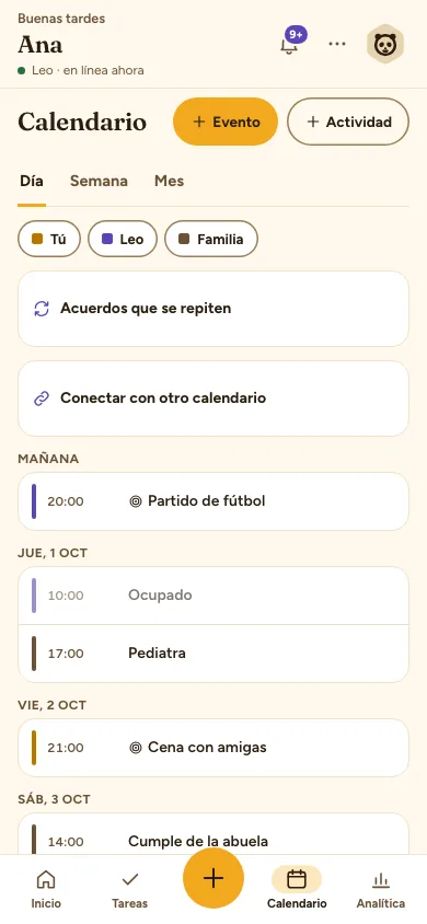 La agenda de Favokin por días: un partido de fútbol, el pediatra, una cena con amigas y el cumpleaños de la abuela, cada cosa con el color de quien la lleva.